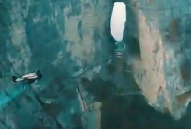 Çin’in Tianmen Dağı’nda Jetpackleriyle uçtular