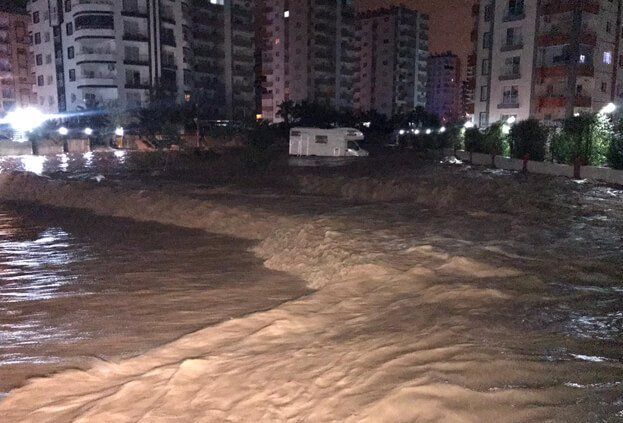 Mersin'de barakanın altında kalan bir kişi kurtarılamadı