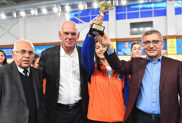 Başkan Türkmen, Hentbol’un şampiyonlarına kupalarını takdim etti