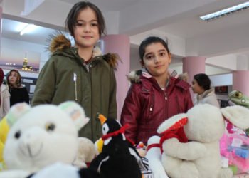 İlkokul çocuklarından depremzede çocuklara ağlatan dayanışma