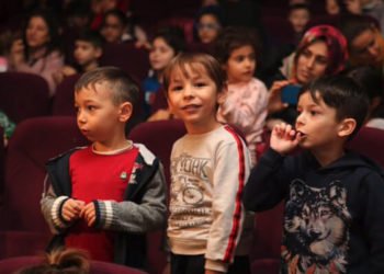 Bayrampaşalı minikler tiyatroda buluştu