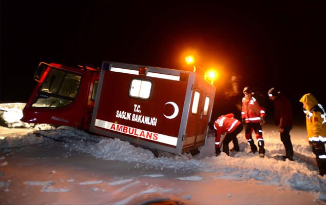 Bitlis'te 4 metre karda hasta kurtarma mücadelesi