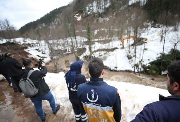 Düzce'de dereye devrilen iş makinesinin operatörüne ulaşılamıyor