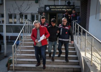 Kendilerini polis olarak tanıttılar 2,5 milyon lira dolandırdılar