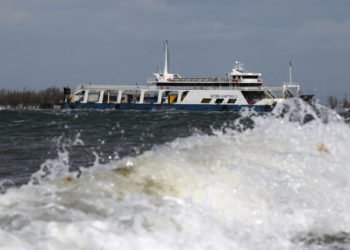 Çanakkale'de feribot denizde oluşan kum adasına saplandı