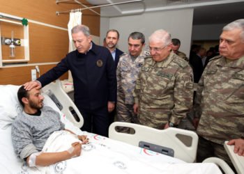 Milli Savunma Bakanı Akar'dan yaralı askerlere ziyaret