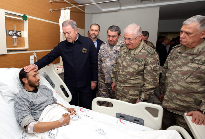 Milli Savunma Bakanı Akar'dan yaralı askerlere ziyaret