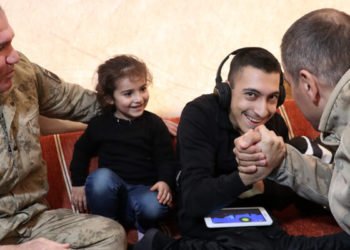 Engelli depremzede gencin yüzünü jandarma güldürdü