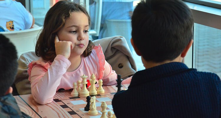 Kağıthane Belediyesi çocukları satrançla hayata hazırlıyor