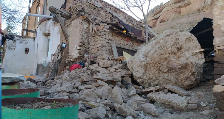 Konya'da evin üzerine 10 tonluk kaya parçası düştü