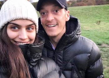 Koronavirüs Mesut Özil ve Amine Gülşe'yi ayırdı!