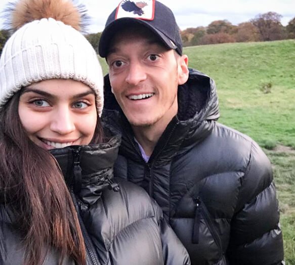 Koronavirüs Mesut Özil ve Amine Gülşe'yi ayırdı!
