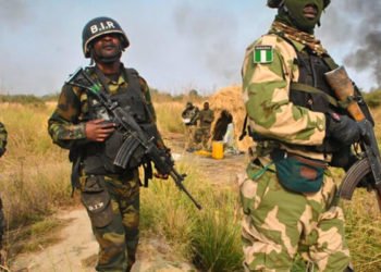 Nijerya'da askeri üniformalı silahlı saldırganlar dehşet saçtı