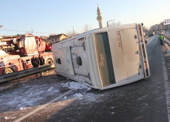 Ordu'da fabrikaya işçi taşıyan midibüs devrildi: 12 yaralı