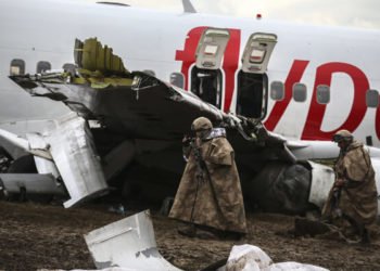 Pistten çıkan uçağın enkazı kaldırılıyor!