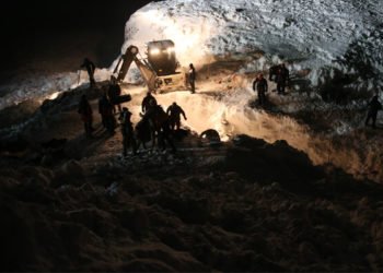 Minibüsün üzerine çığ düştü! Van Valisi: 5 vatandaşımız vefat etti, 2 kişi aranıyor