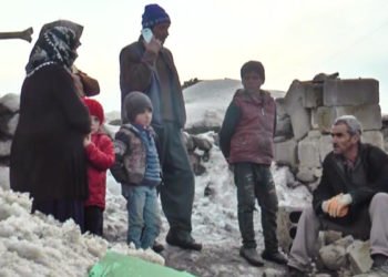 Van'da enkazın altında kalan ailesini kurtardı