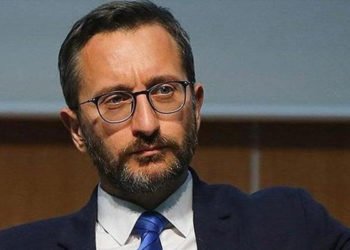 Fahrettin Altun'dan Yunanistan'a tepki: Göçmenlere gaz sıkan ahlaktan bahsedemez
