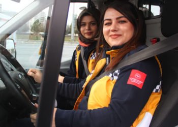 Ambulans çalışanı kadınlara ileri sürüş teknikleri eğitimi