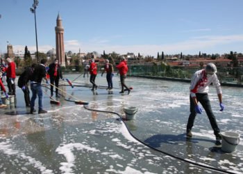 Antalya'da taraftar grubu anıt alanına dezenfeksiyon işlemi uyguladı