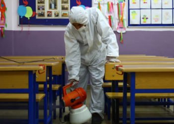 Bağcılar Belediyesi okulları gece boyunca dezenfekte ediyor