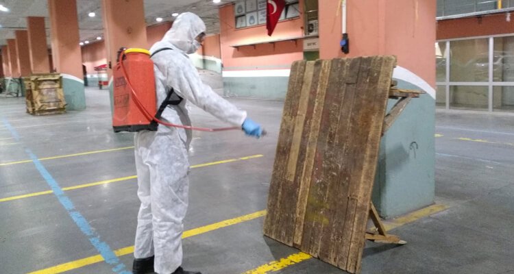 Bayrampaşa'da pazar yerleri de dezenfekte edildi