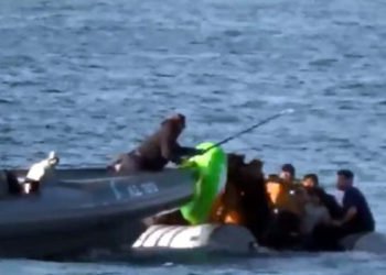 İnsanlığın bittiği an! Mülteci botunu batırmaya çalıştılar