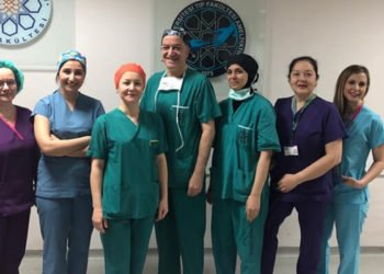 Bursa'da 32 haftalık bebek anne karnında ameliyat edildi