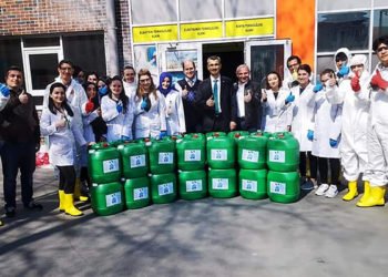 Bahçelievler'de meslek lisesi öğrencileri dezenfektan üretiyor