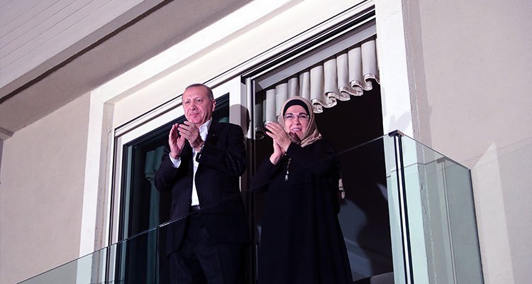 Erdoğan da alkışlarla sağlıkçılara destek verdi