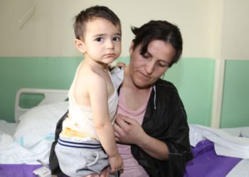 Kars'da annesi tarafından yangından kurtarılan küçük çocuk tedavi altında