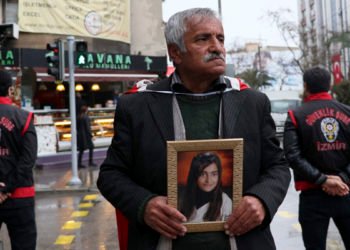 Evlat nöbeti İzmir'de de sürüyor