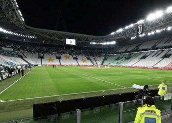 Türkiye'deki futbol maçları seyircisiz mi oynanacak? Bakan açıkladı