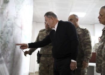 Bakan Akar Suriye sınırının sıfır noktasında incelemelerde bulundu