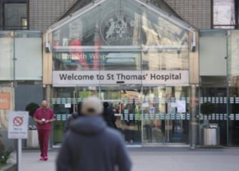 "İngiltere'de hayatın normale dönmesi 6 ayı bulabilir"