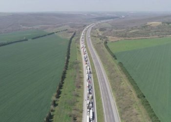 İstanbul giriş ve çıkışlarında kilometrelerce kuyruk oluştu