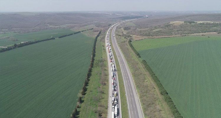 İstanbul giriş ve çıkışlarında kilometrelerce kuyruk oluştu