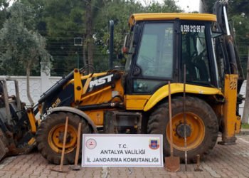 Antalya'da kaçak kazıya suçüstü