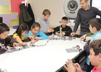Kağıthane'de bir yılda bin çocuk robotik kodlama öğrendi