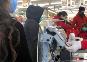 ABD'de koronavirüsten ikinci ölümün ardından marketlere hücum