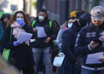 İngiltere'de 18 yaşındaki genç koronavirüsten öldü