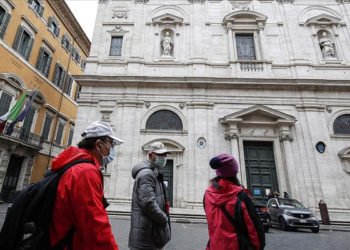 Koronavirüs İtalya'da can almaya devam ediyor: 52 ölü