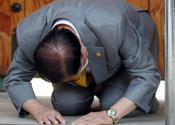 Diz çöktü, özür diledi: Başarısız olduk