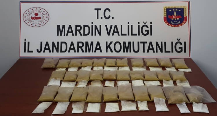 Mardinde uyuşturucu operasyonu: 1 kilo 26 gram kokain ve 2 kilo 156 gram esrar ele geçirildi