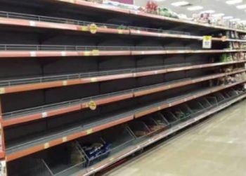 Koronavirüsün ardından vatandaşlar marketlere hücum etti!