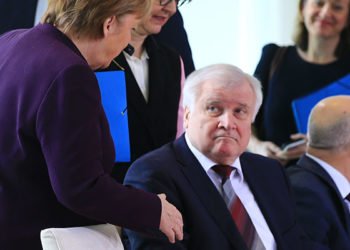 Merkel elini uzattı, 'hayır' cevabı aldı