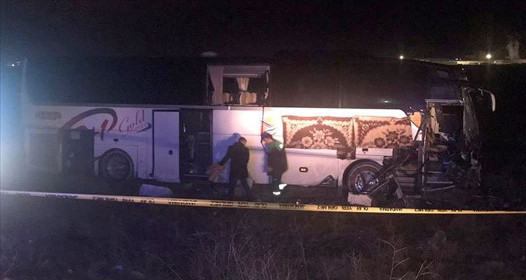 Aksaray'da feci kaza! Yolcu otobüsü tıra çarptı: 44 yaralı