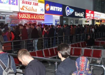 Üniversitelerin tatil kararı sonrası otogarlara akın