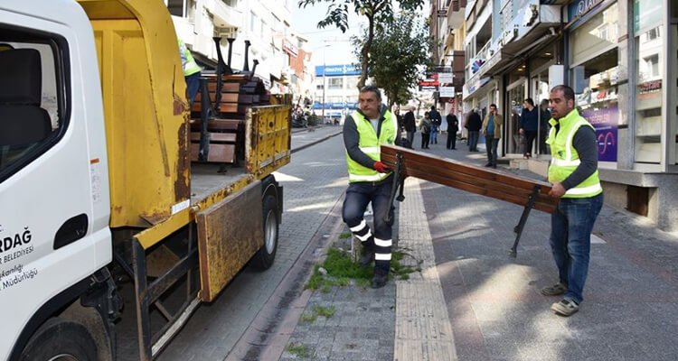 Tekirdağ Belediyesi koronavirüsü önlemek için bankları kaldırdı