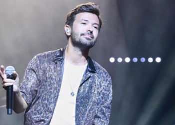 Şarkıcı Yalın’dan Instagram’da mini konser